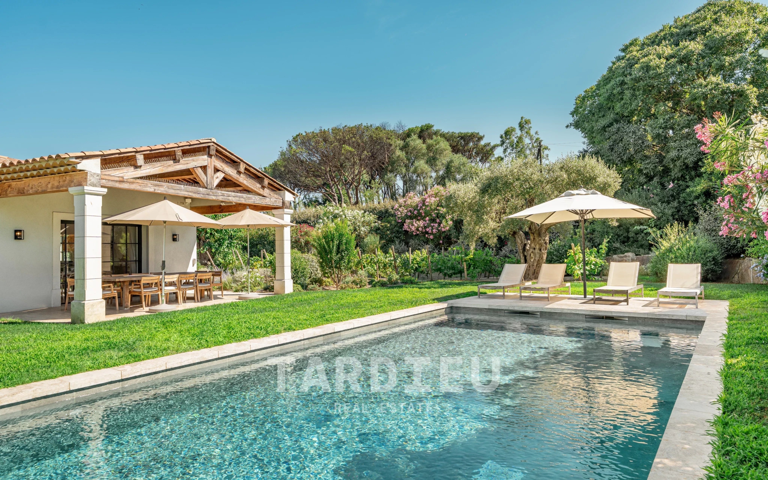 Villa contemporaine avec piscine, centre accessible