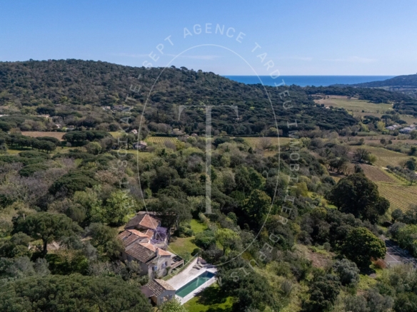 Maison provençale avec vue sur le village de Ramatuelle