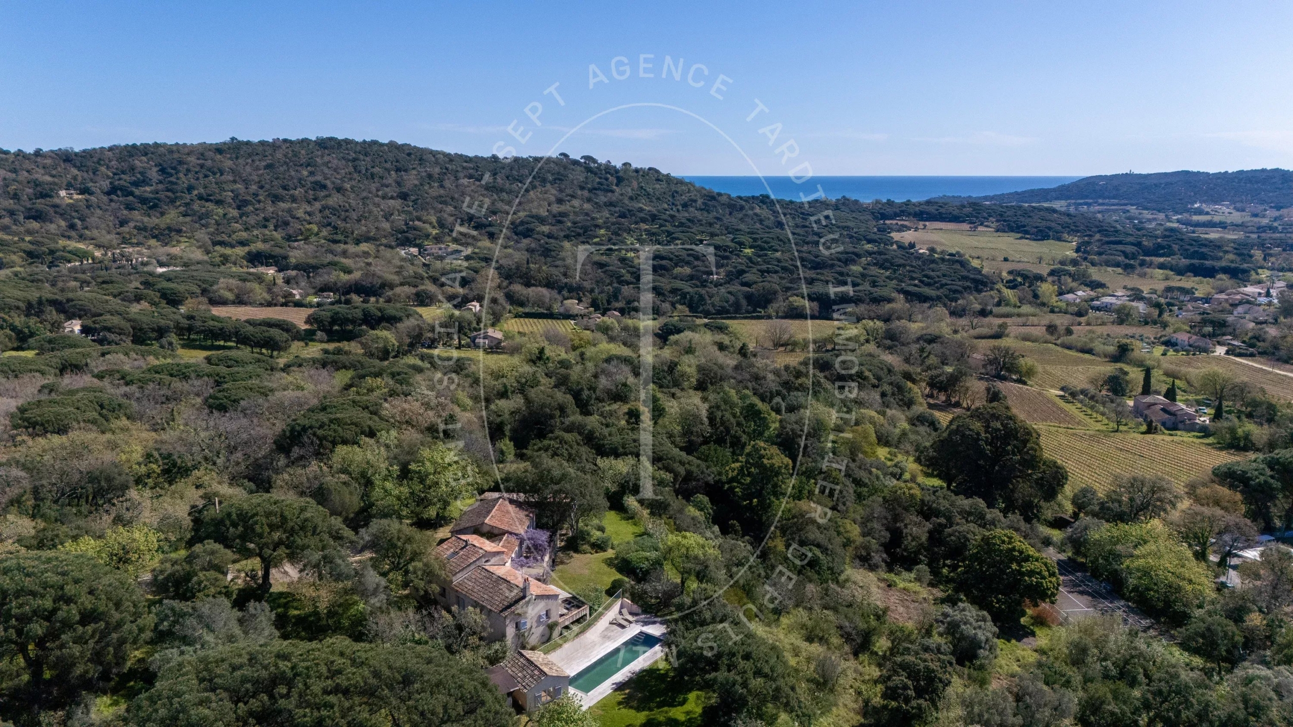Maison provençale avec vue sur le village de Ramatuelle