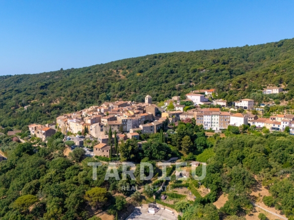 Maison provençale avec vue sur le village de Ramatuelle