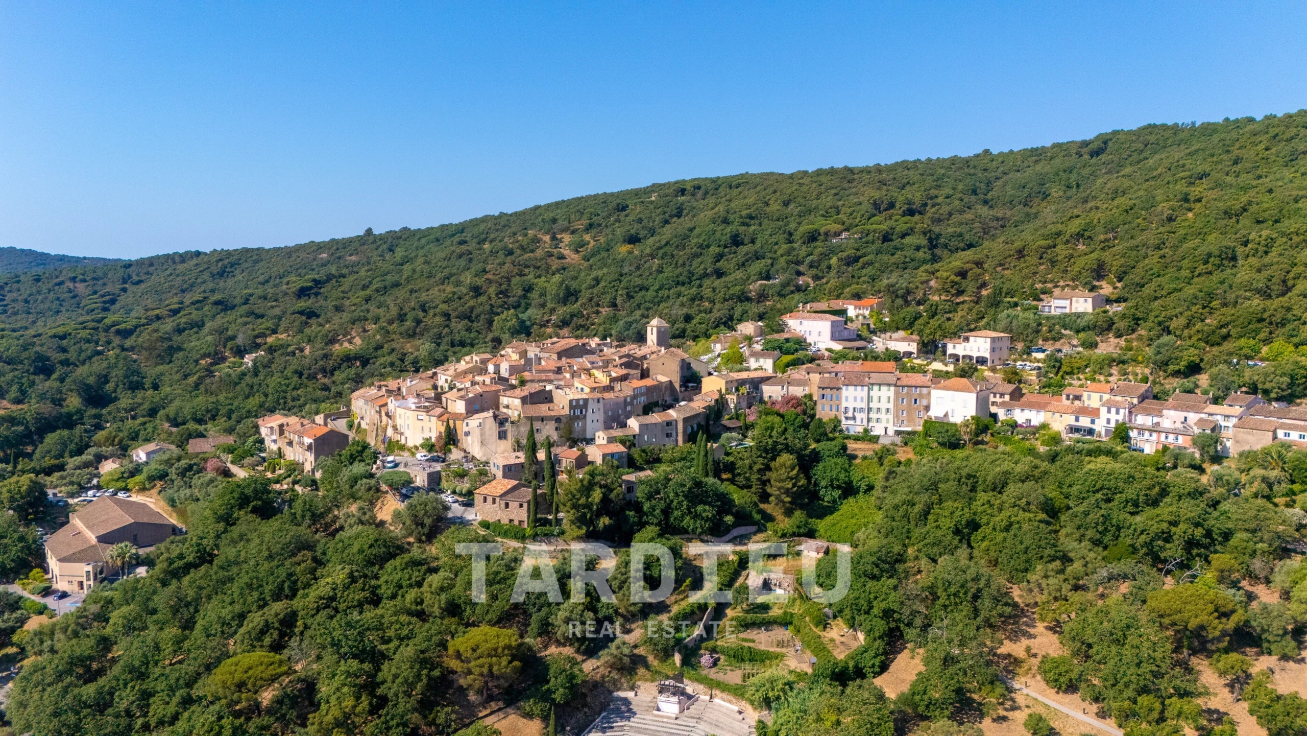 Maison provençale avec vue sur le village de Ramatuelle
