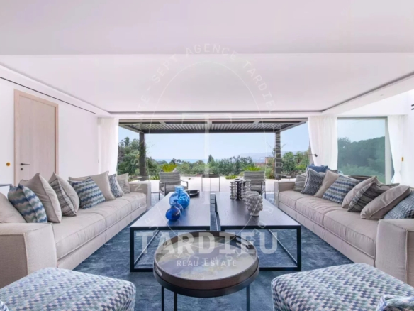 Villa d'Exception avec Vue Panoramique sur la Mer