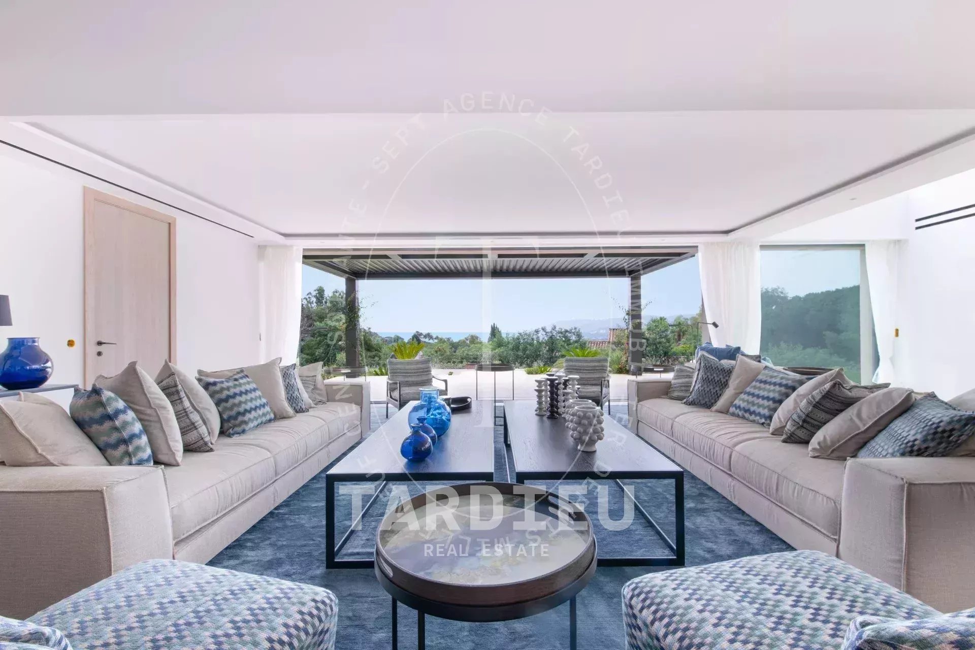 Villa d'Exception avec Vue Panoramique sur la Mer