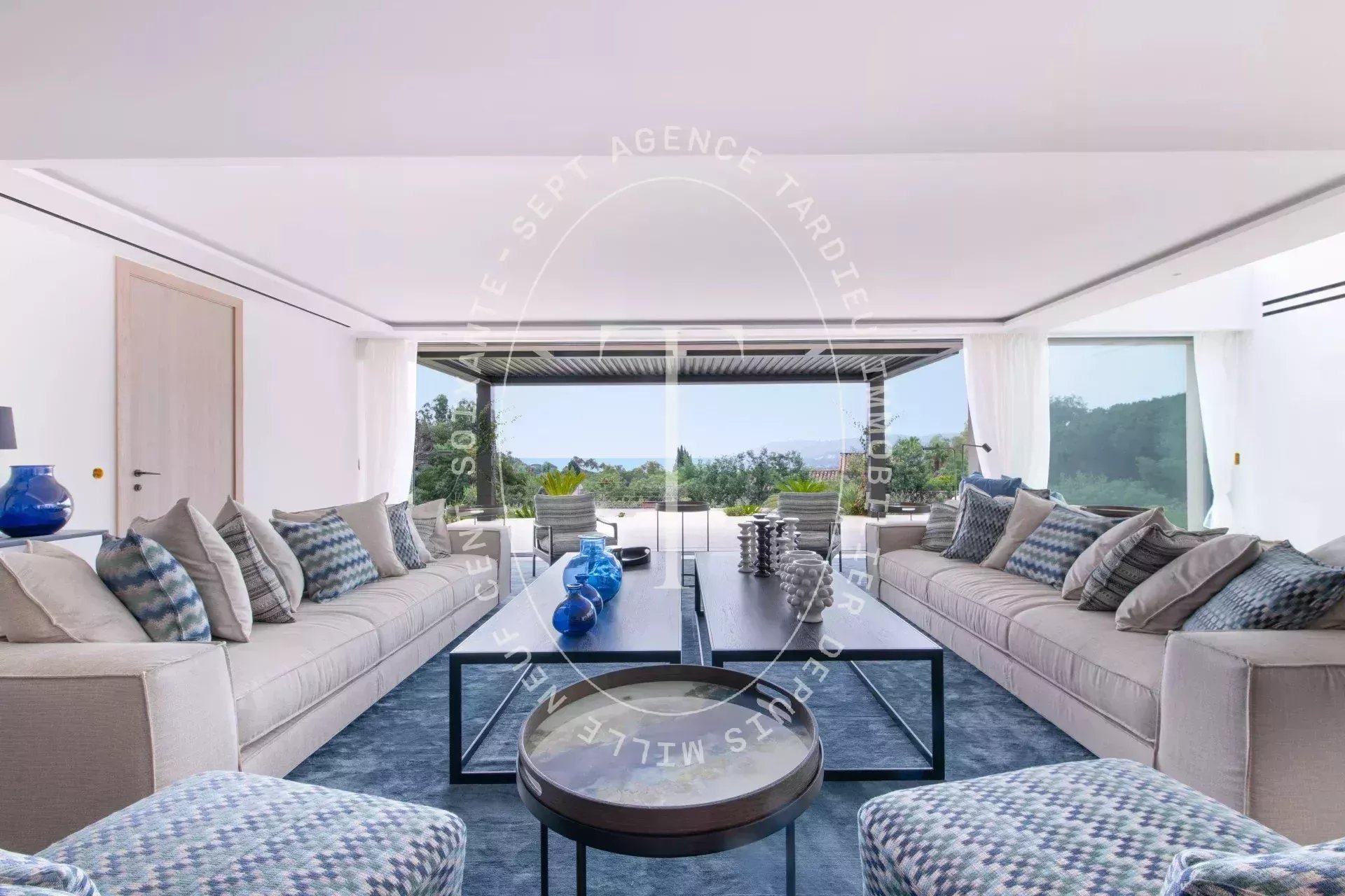 Villa d'Exception avec Vue Panoramique sur la Mer