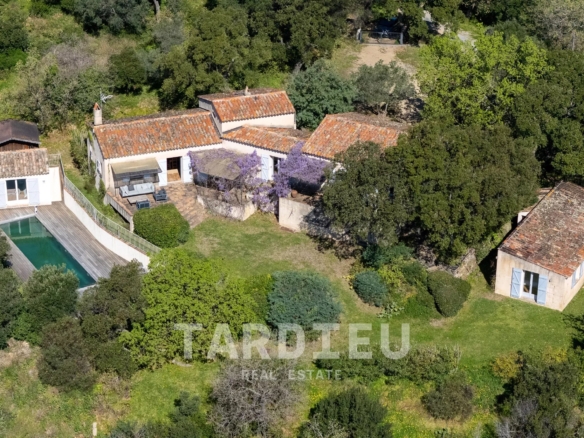 Maison provençale avec vue sur le village de Ramatuelle