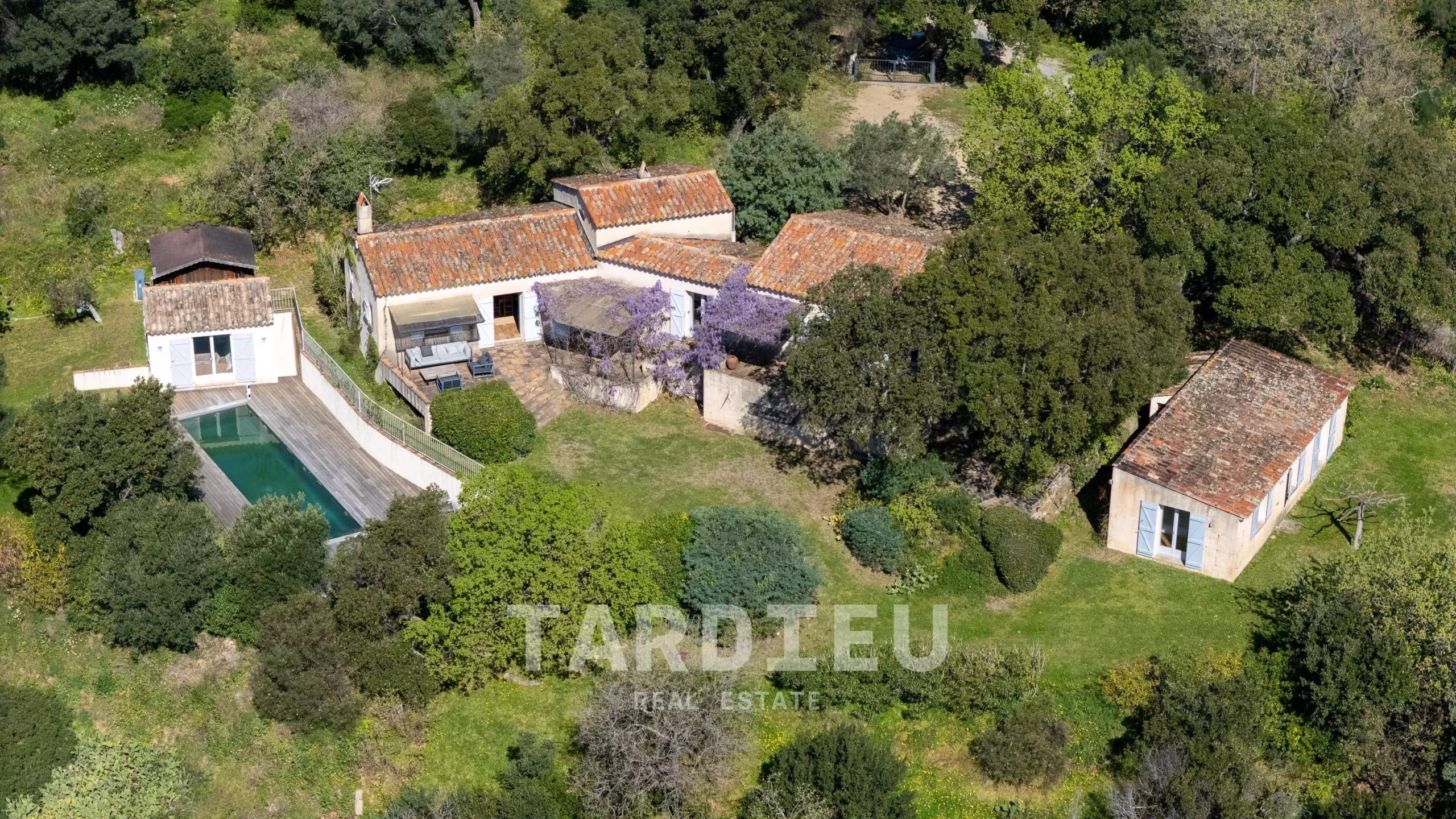 Maison provençale avec vue sur le village de Ramatuelle