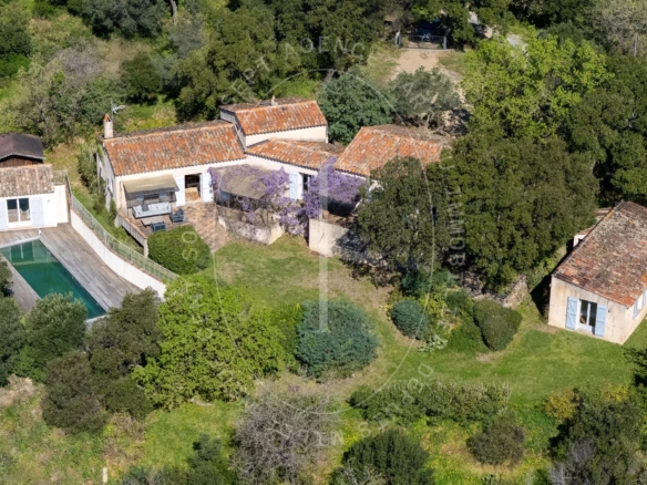 Maison provençale avec vue sur le village de Ramatuelle