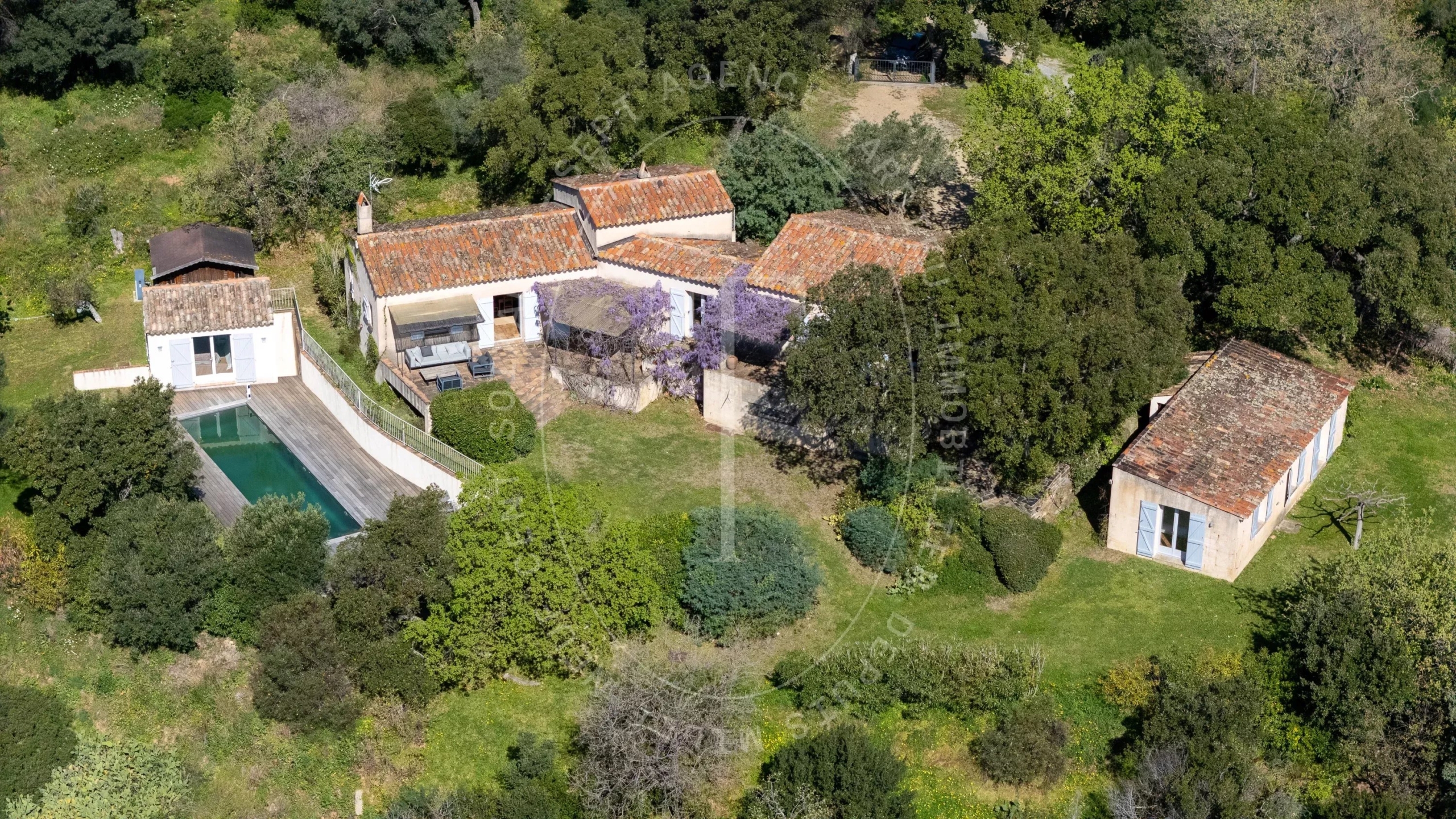 Maison provençale avec vue sur le village de Ramatuelle