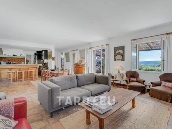 Maison provençale avec vue sur le village de Ramatuelle