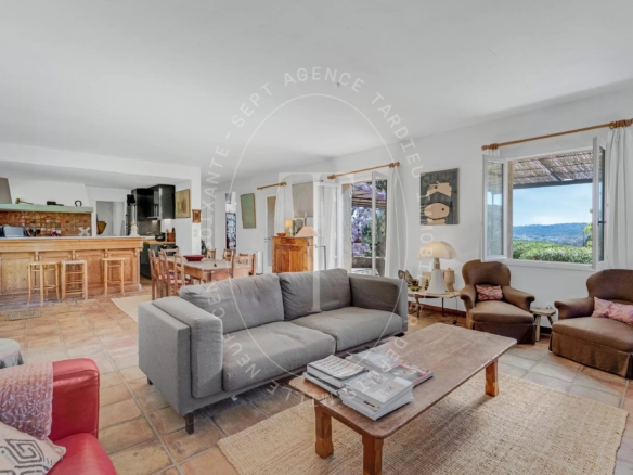 Maison provençale avec vue sur le village de Ramatuelle