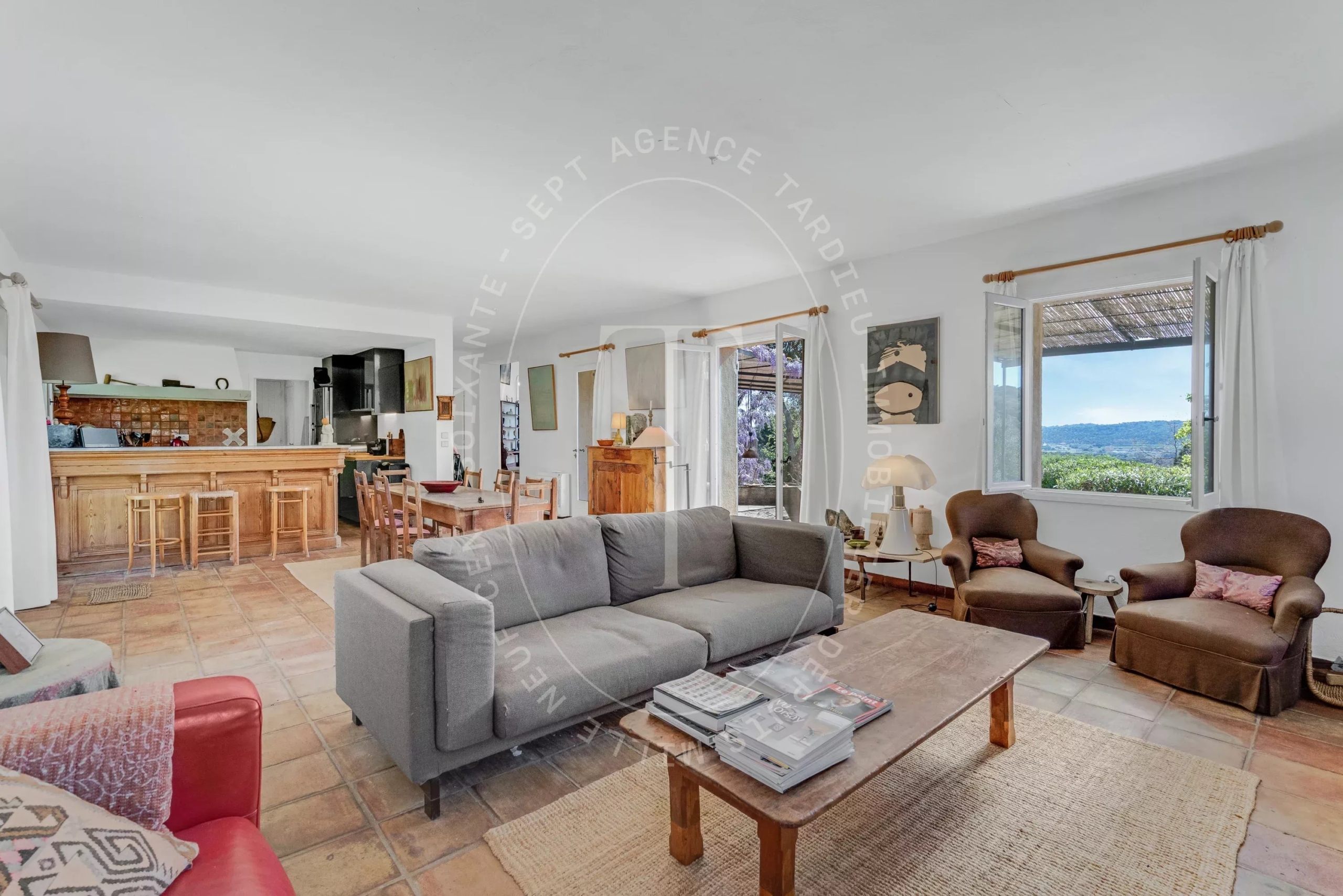 Maison provençale avec vue sur le village de Ramatuelle