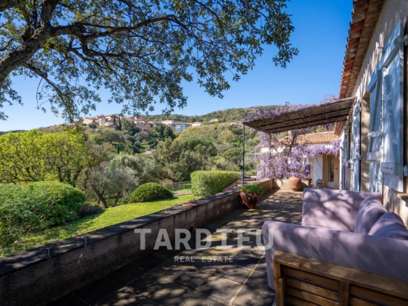 Maison provençale avec vue sur le village de Ramatuelle