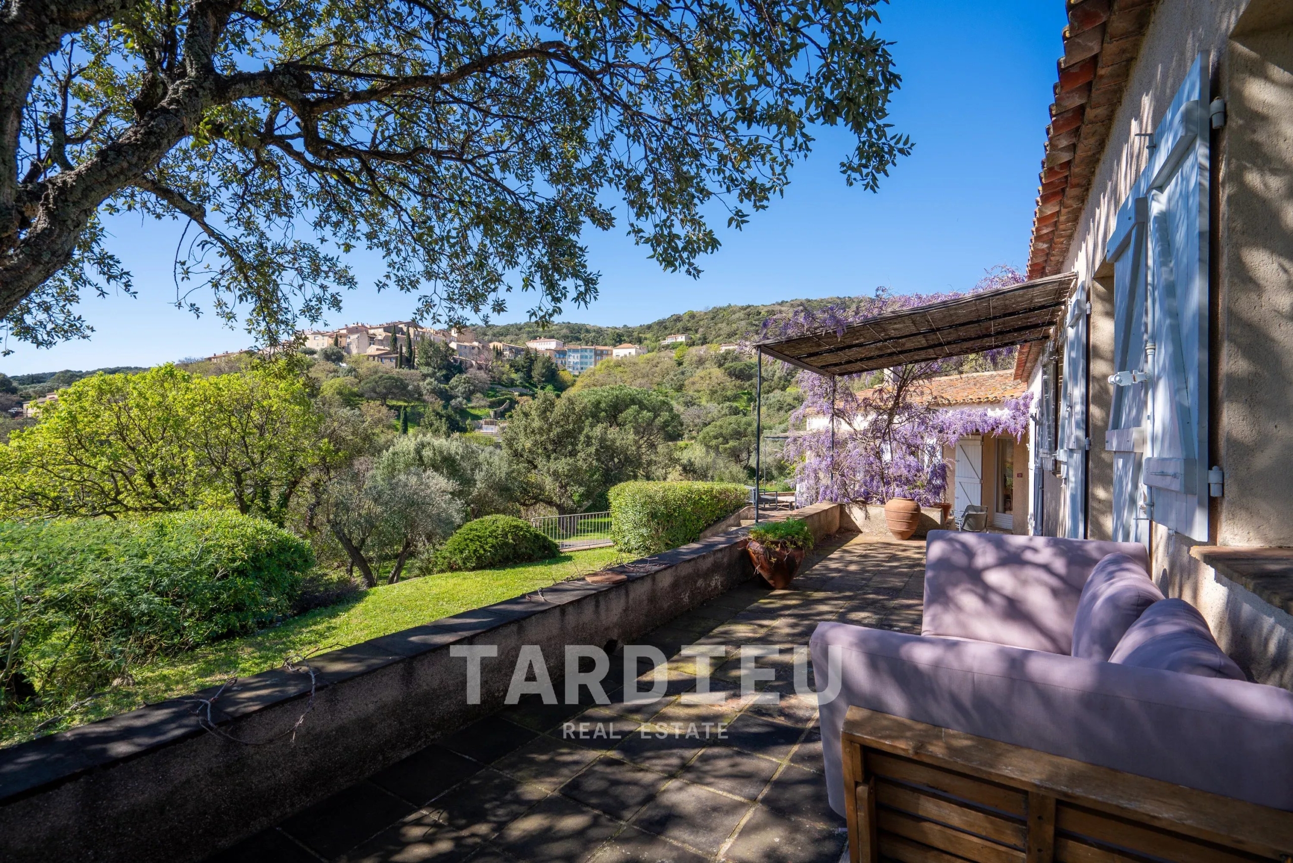 Maison provençale avec vue sur le village de Ramatuelle