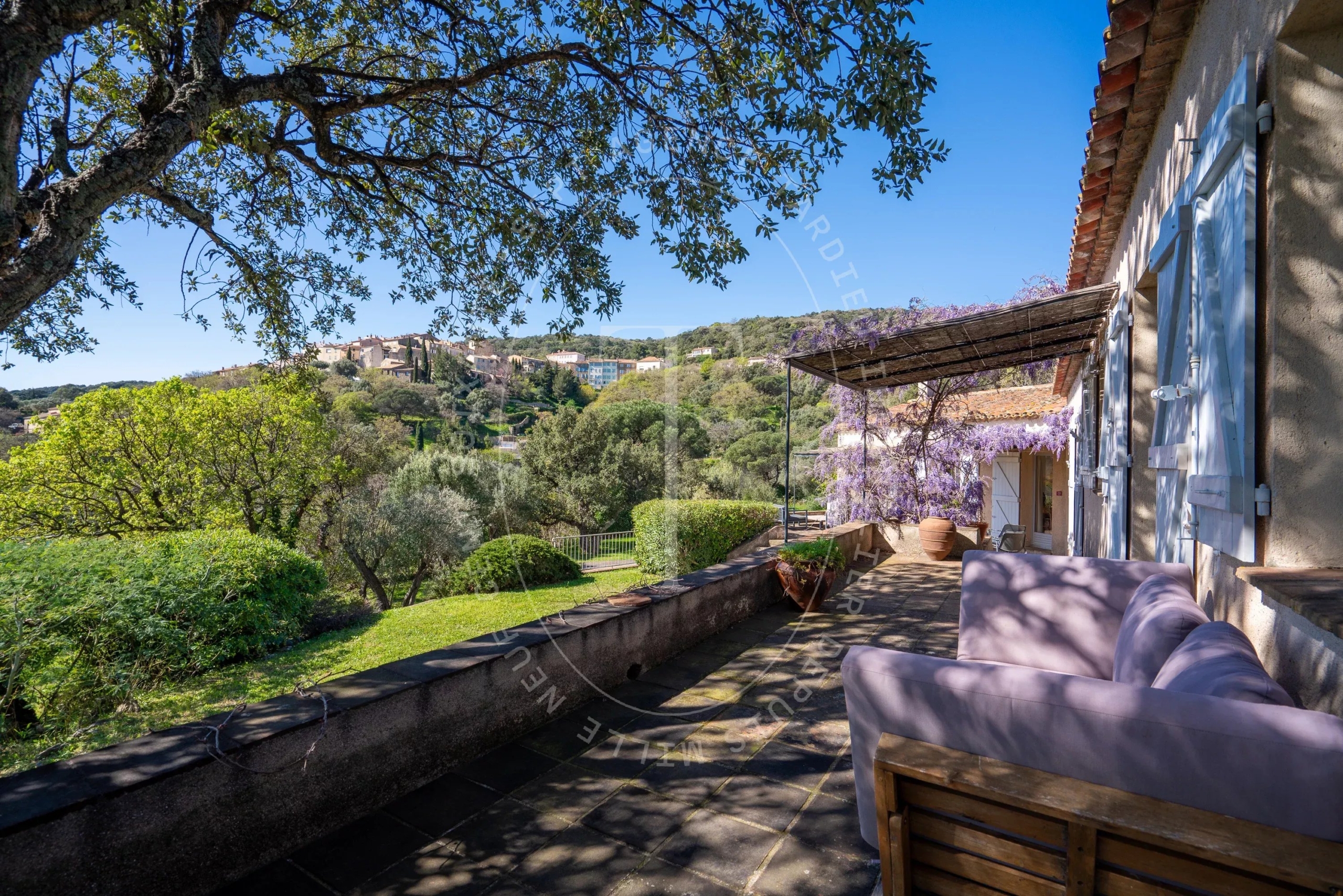 Maison provençale avec vue sur le village de Ramatuelle