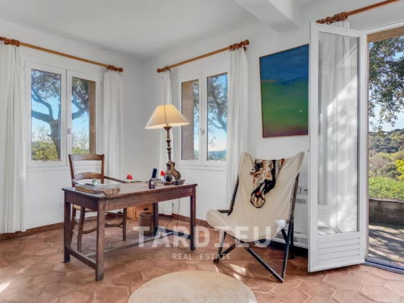 Maison provençale avec vue sur le village de Ramatuelle