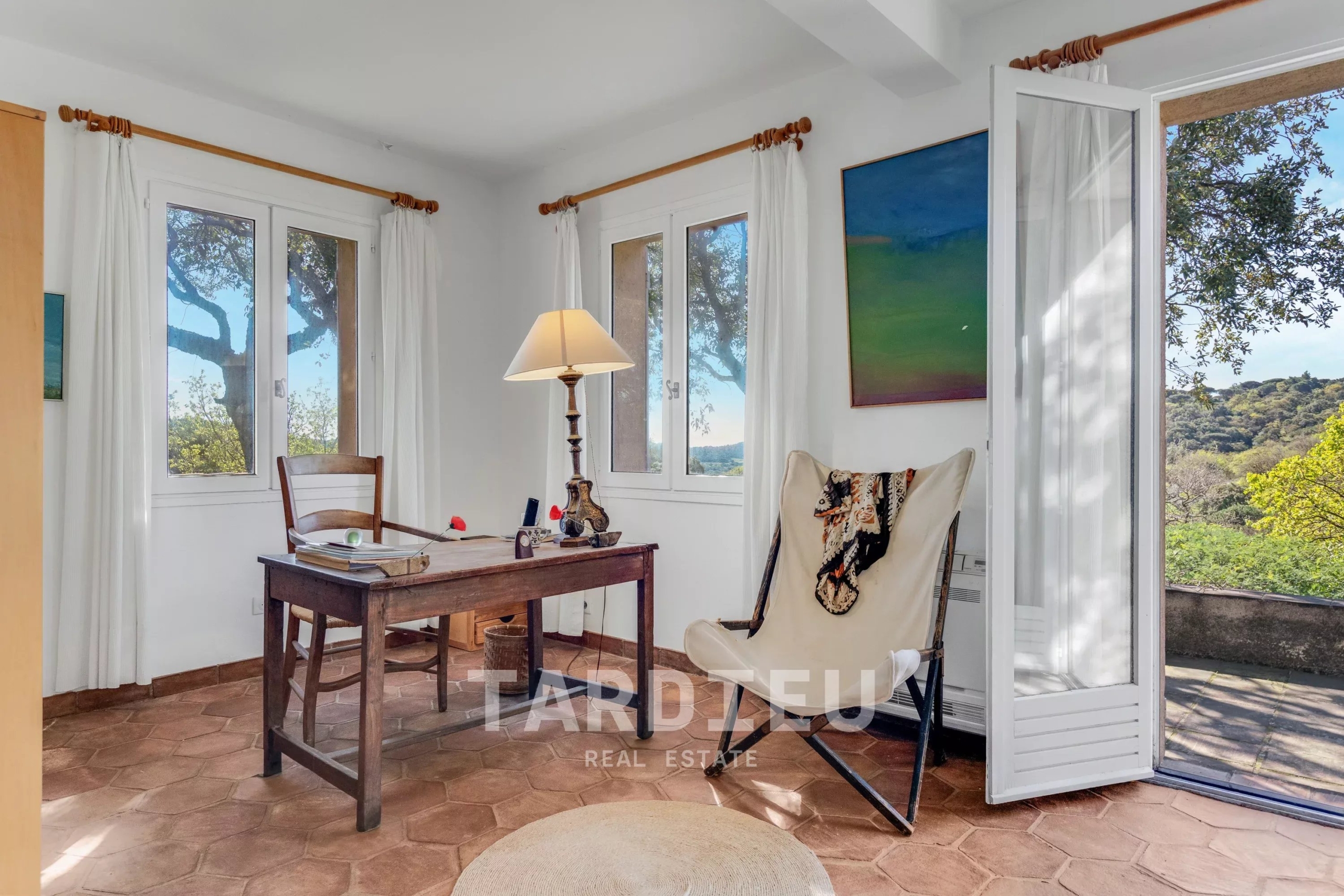 Maison provençale avec vue sur le village de Ramatuelle