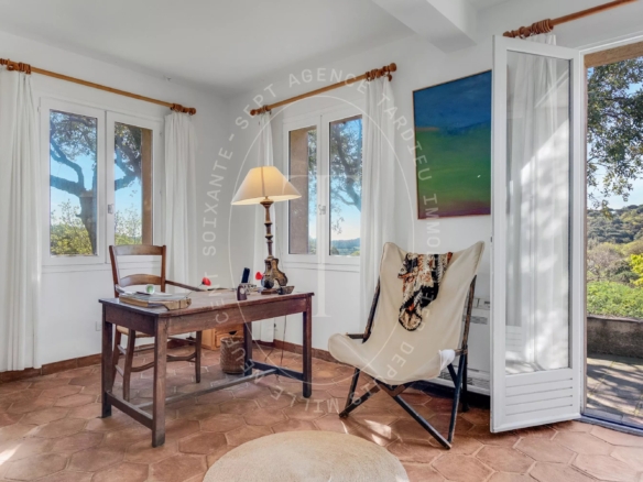 Maison provençale avec vue sur le village de Ramatuelle