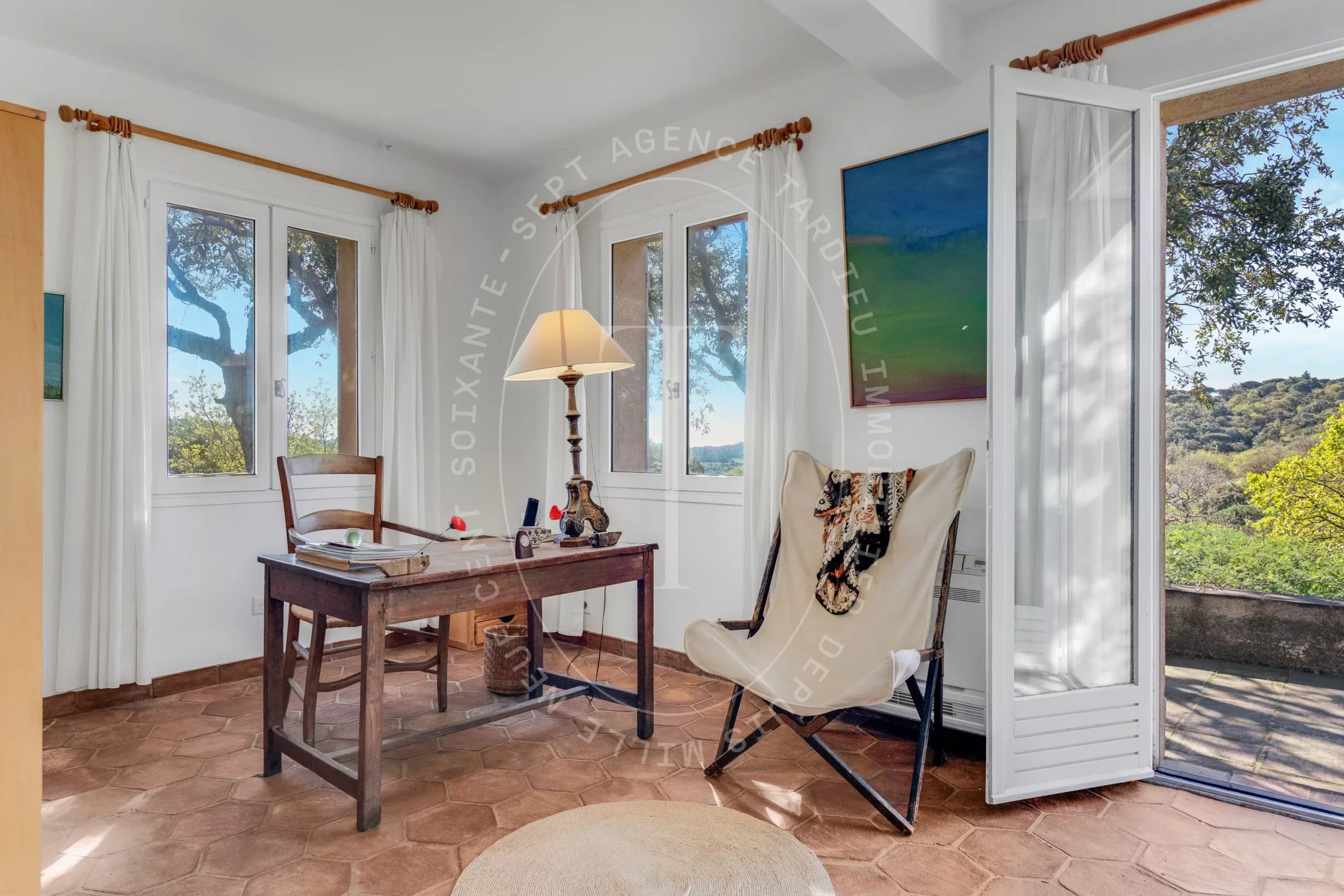 Maison provençale avec vue sur le village de Ramatuelle