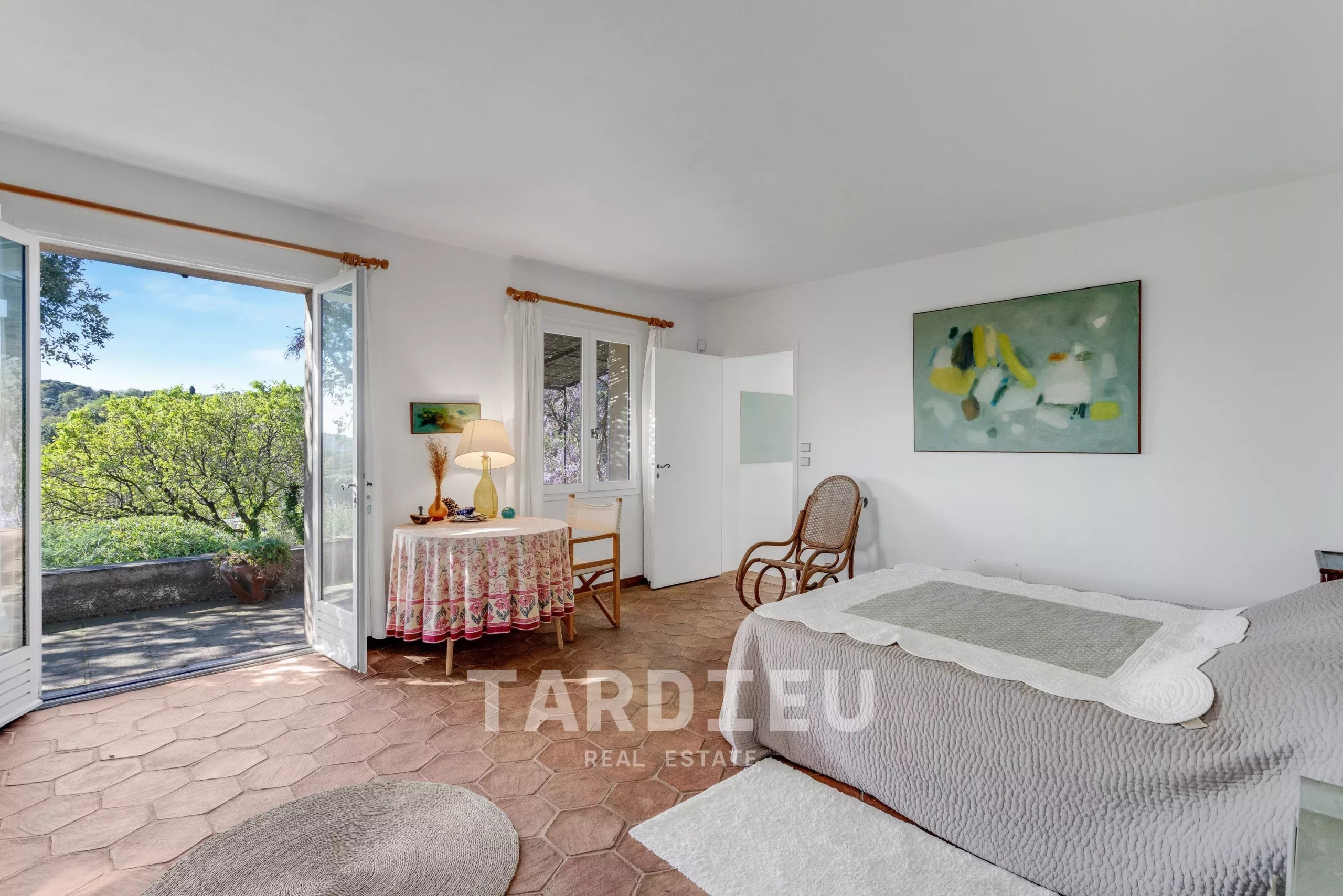 Maison provençale avec vue sur le village de Ramatuelle