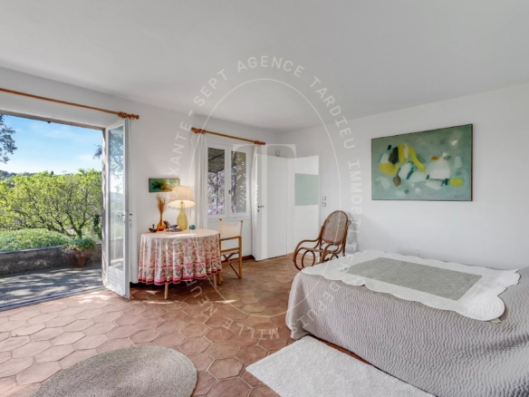 Maison provençale avec vue sur le village de Ramatuelle