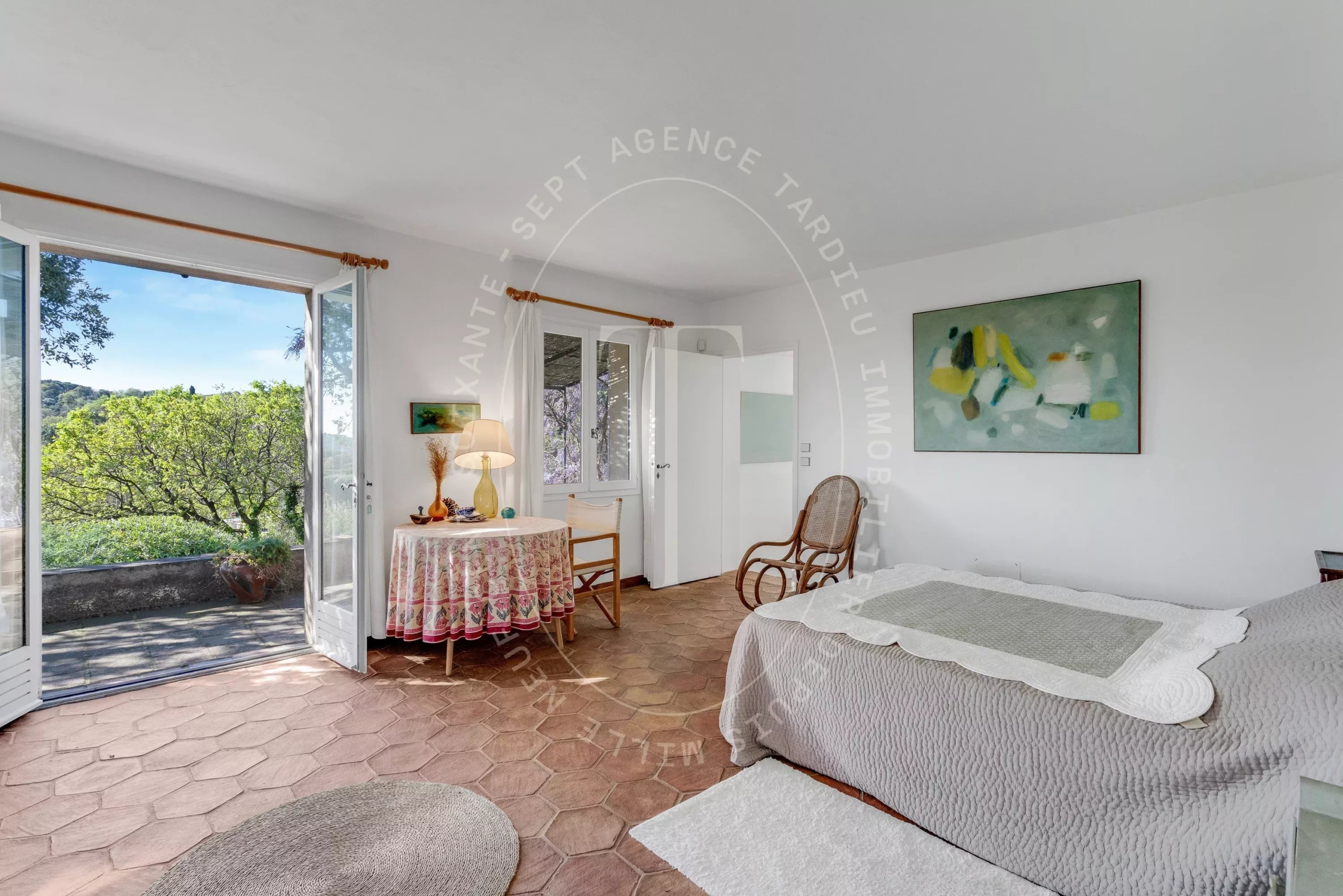 Maison provençale avec vue sur le village de Ramatuelle