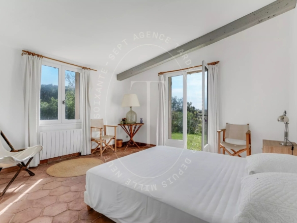 Maison provençale avec vue sur le village de Ramatuelle