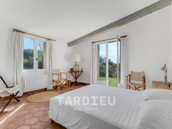 Maison provençale avec vue sur le village de Ramatuelle