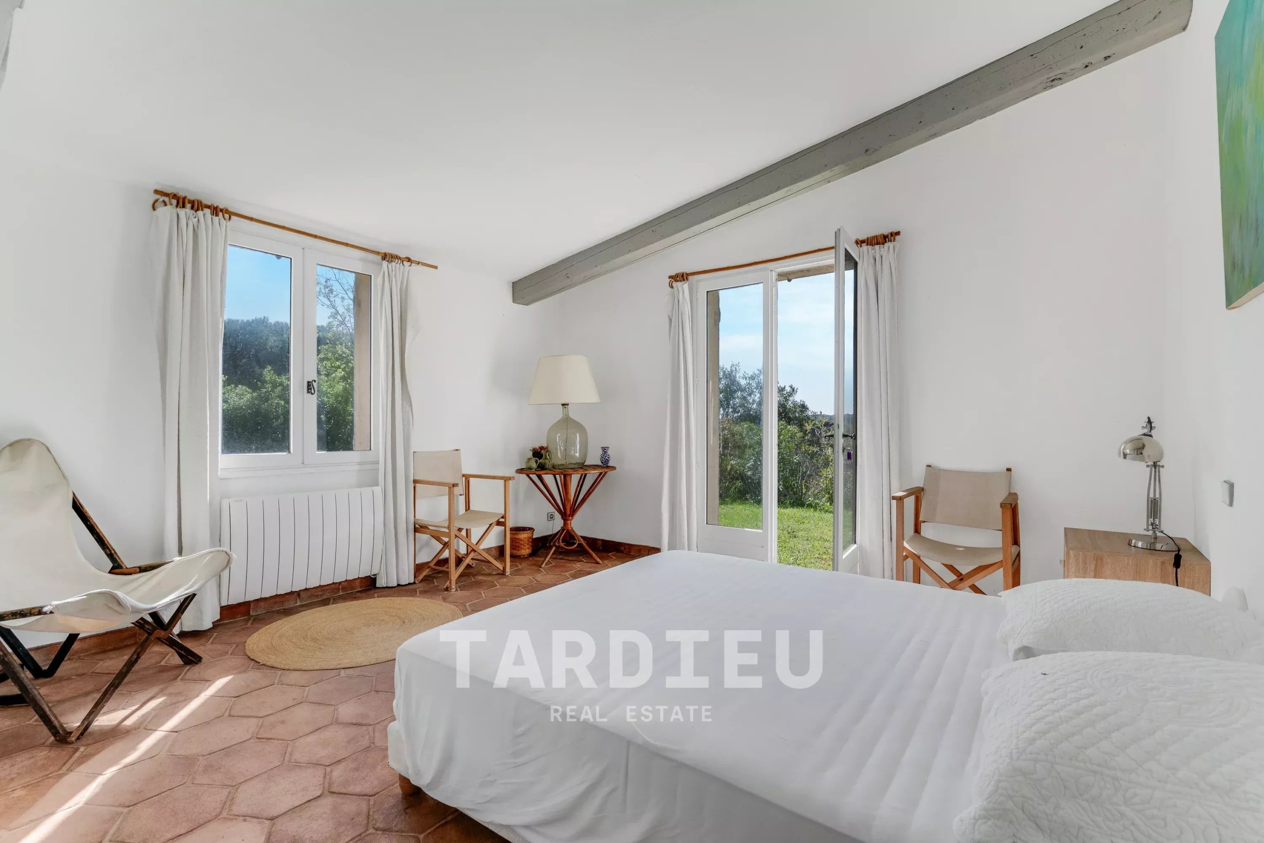 Maison provençale avec vue sur le village de Ramatuelle