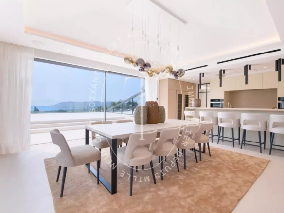 Villa d'Exception avec Vue Panoramique sur la Mer