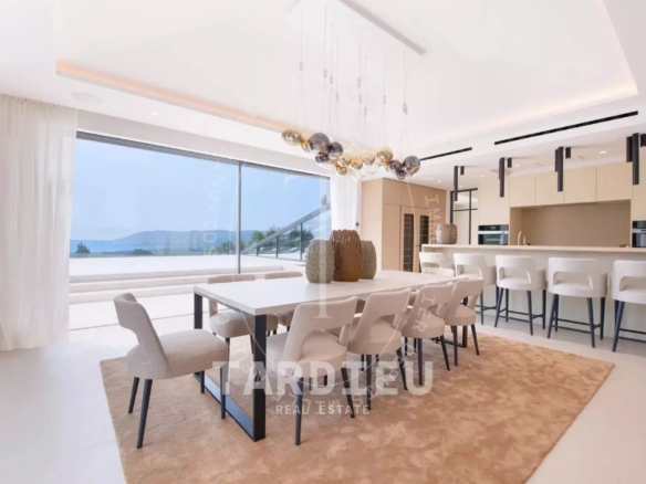 Villa d'Exception avec Vue Panoramique sur la Mer