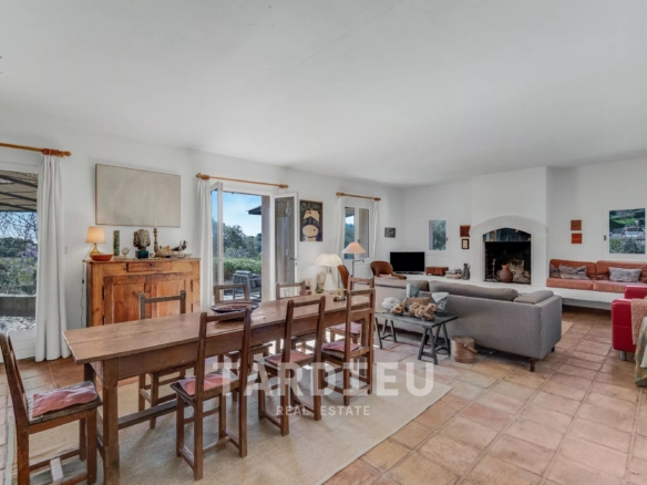 Maison provençale avec vue sur le village de Ramatuelle