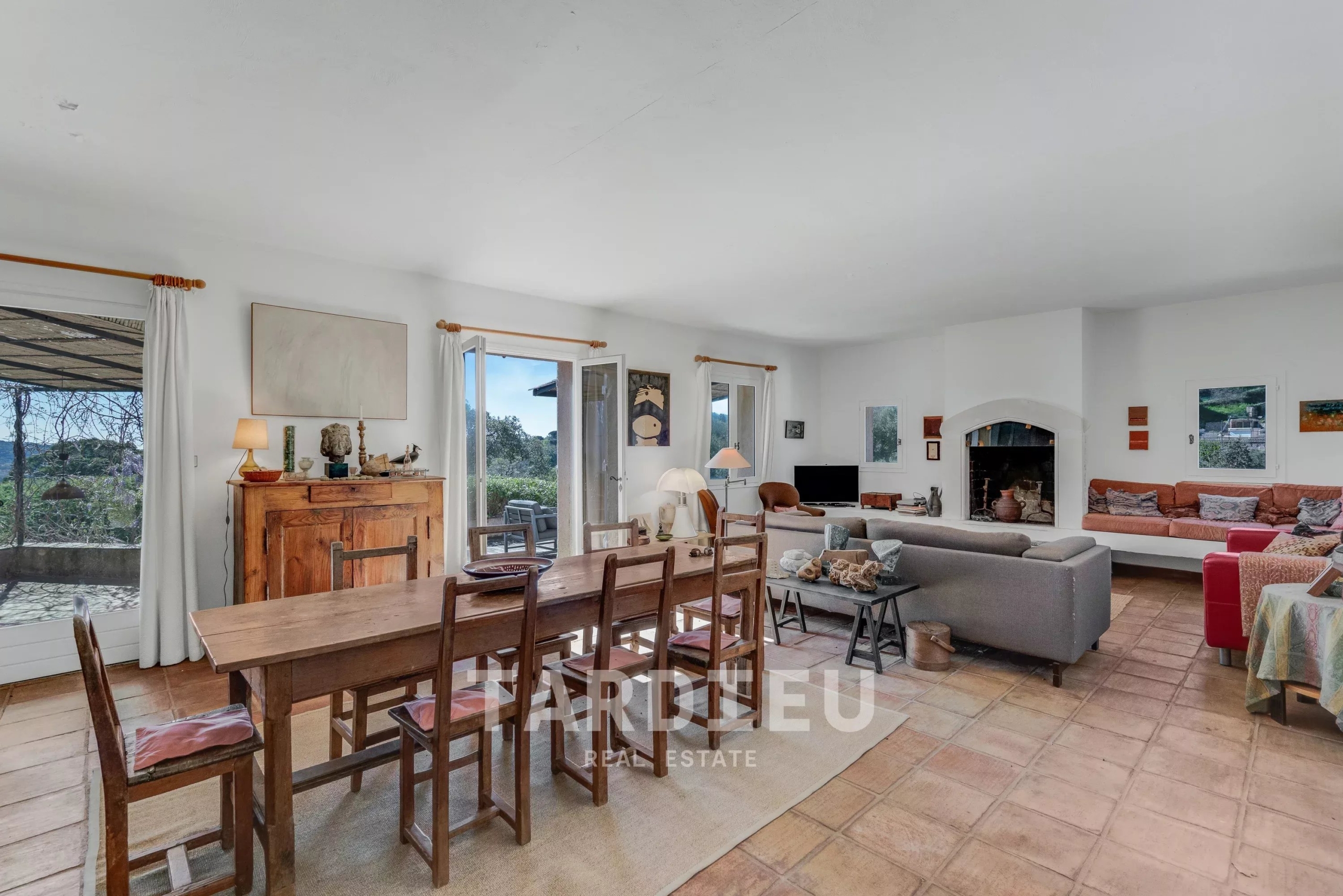 Maison provençale avec vue sur le village de Ramatuelle