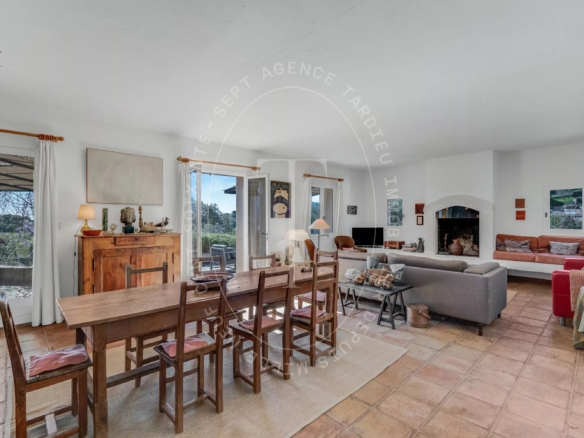 Maison provençale avec vue sur le village de Ramatuelle