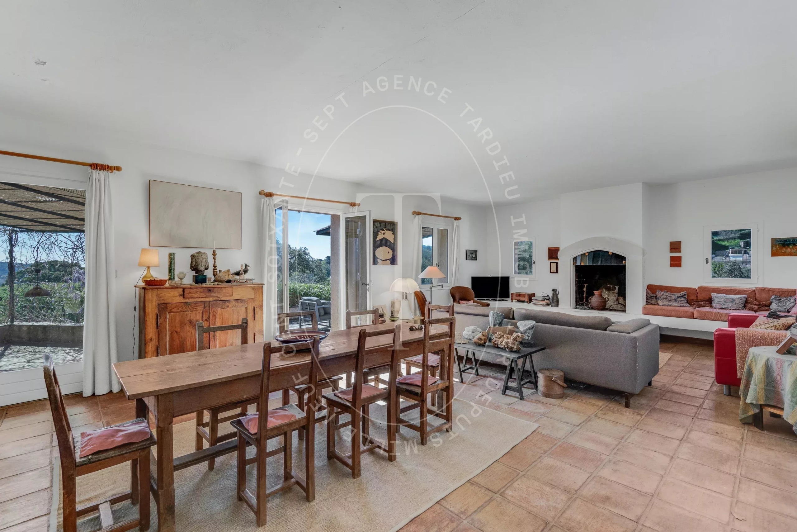 Maison provençale avec vue sur le village de Ramatuelle