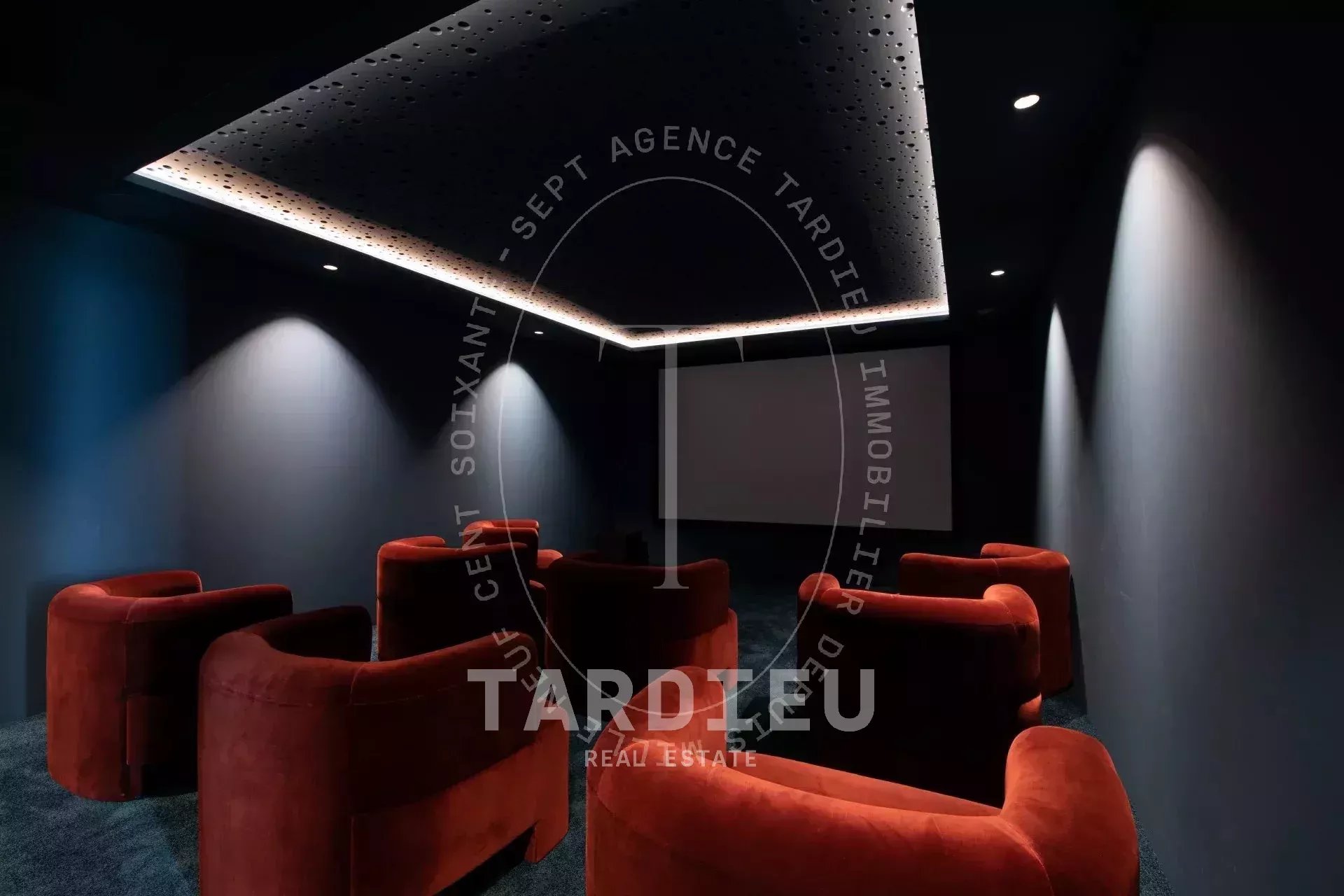 Villa d'Exception avec Vue Panoramique sur la Mer