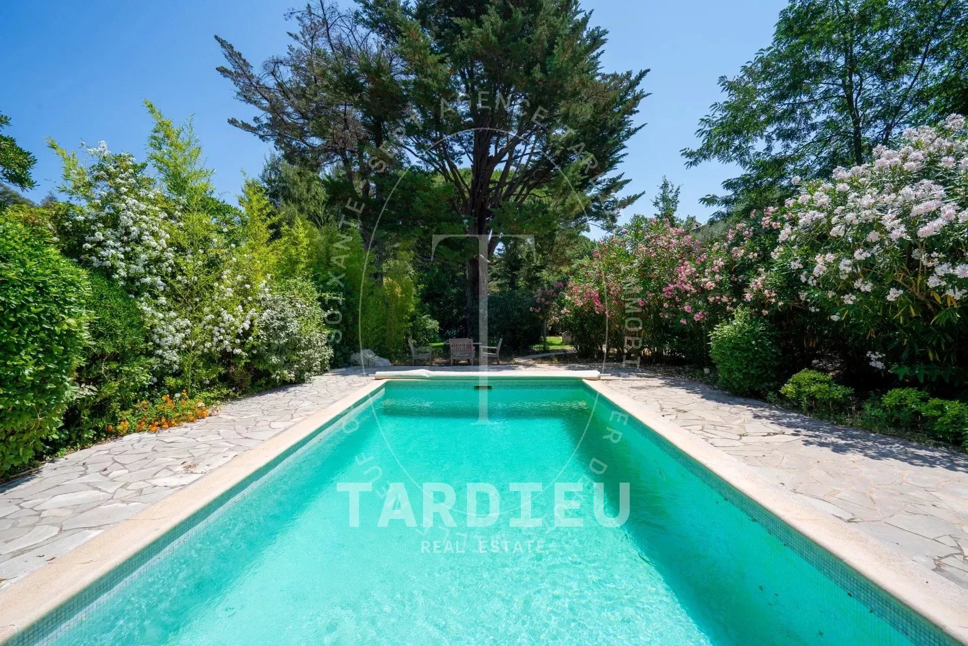 Villa Saint-Tropez, centre, cadre préservé