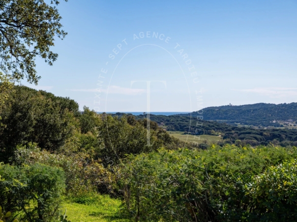 Maison provençale avec vue sur le village de Ramatuelle