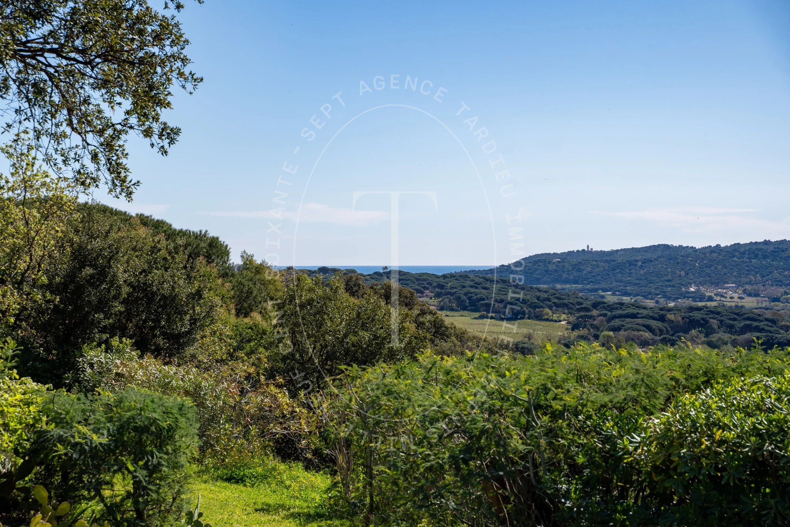 Maison provençale avec vue sur le village de Ramatuelle