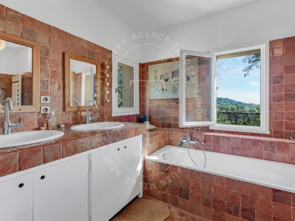 Maison provençale avec vue sur le village de Ramatuelle