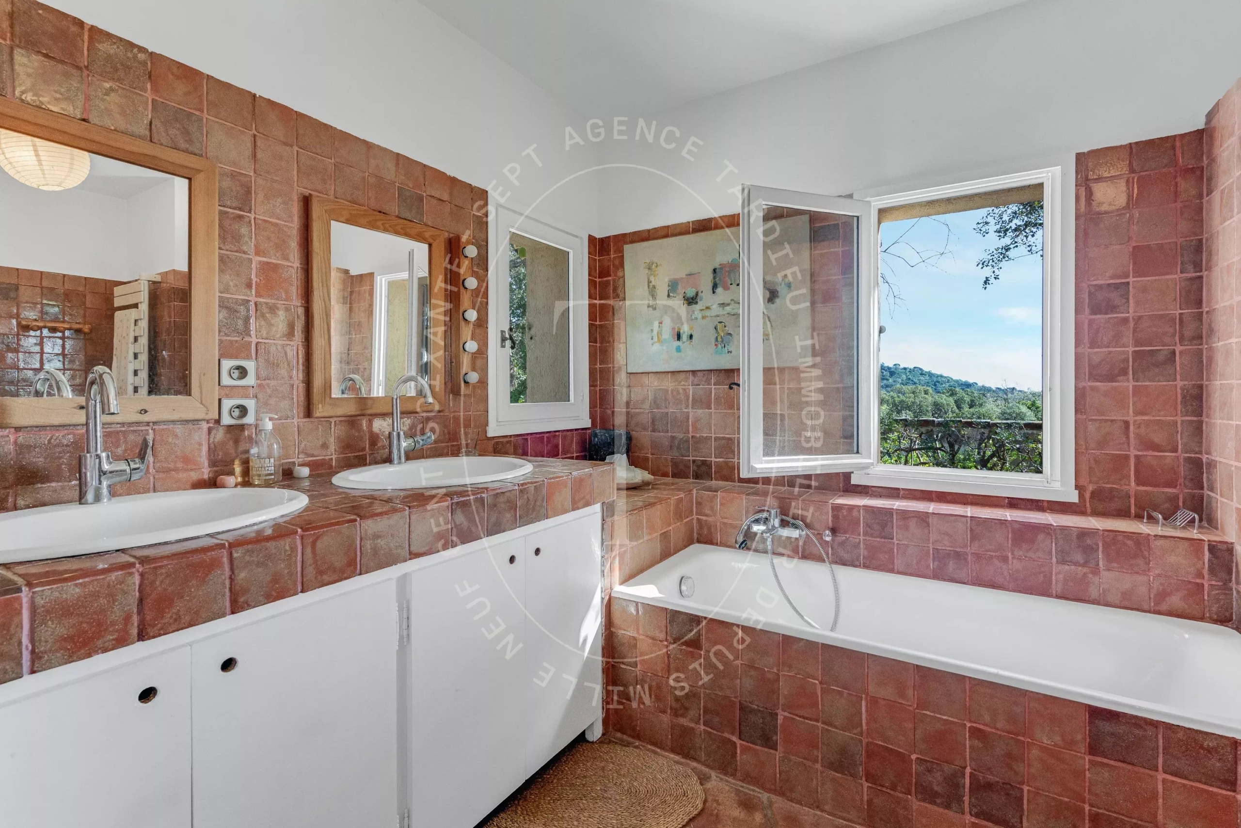 Maison provençale avec vue sur le village de Ramatuelle