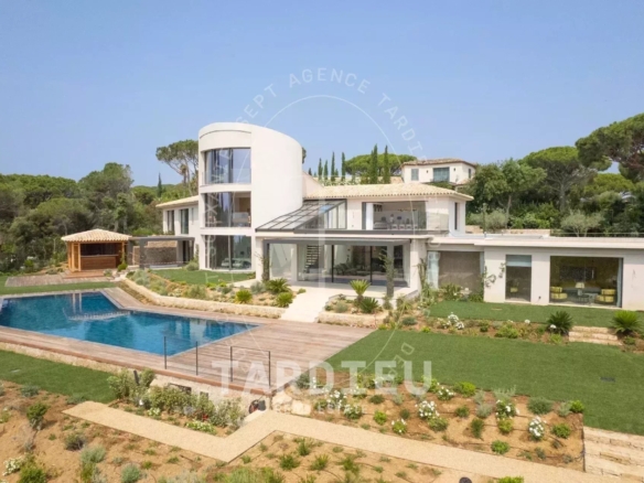 Villa d'Exception avec Vue Panoramique sur la Mer