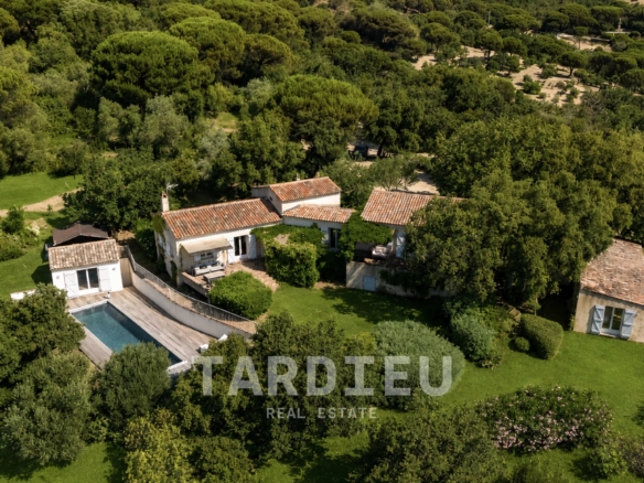 Maison provençale avec vue sur le village de Ramatuelle
