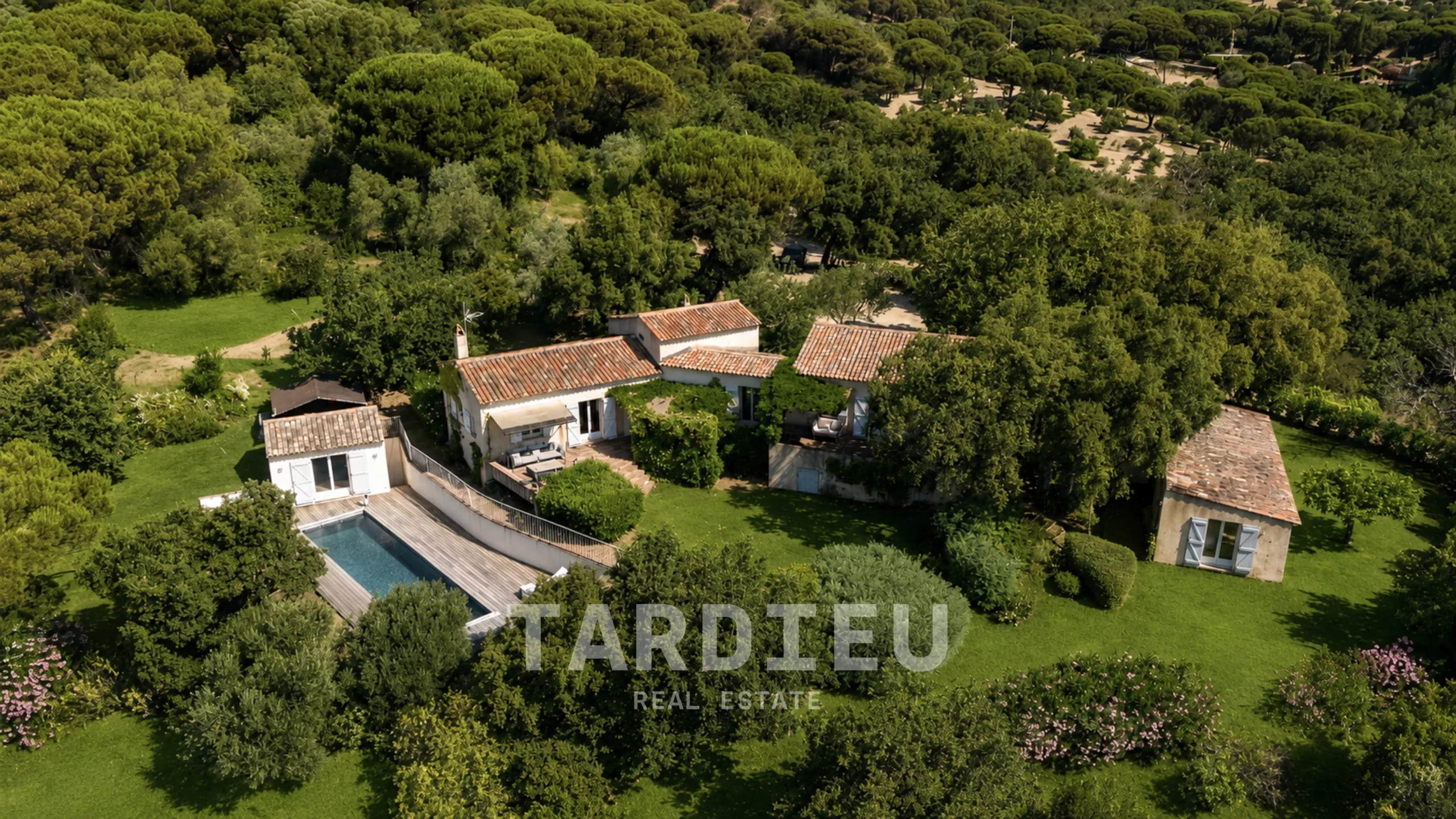 Maison provençale avec vue sur le village de Ramatuelle