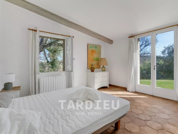 Maison provençale avec vue sur le village de Ramatuelle