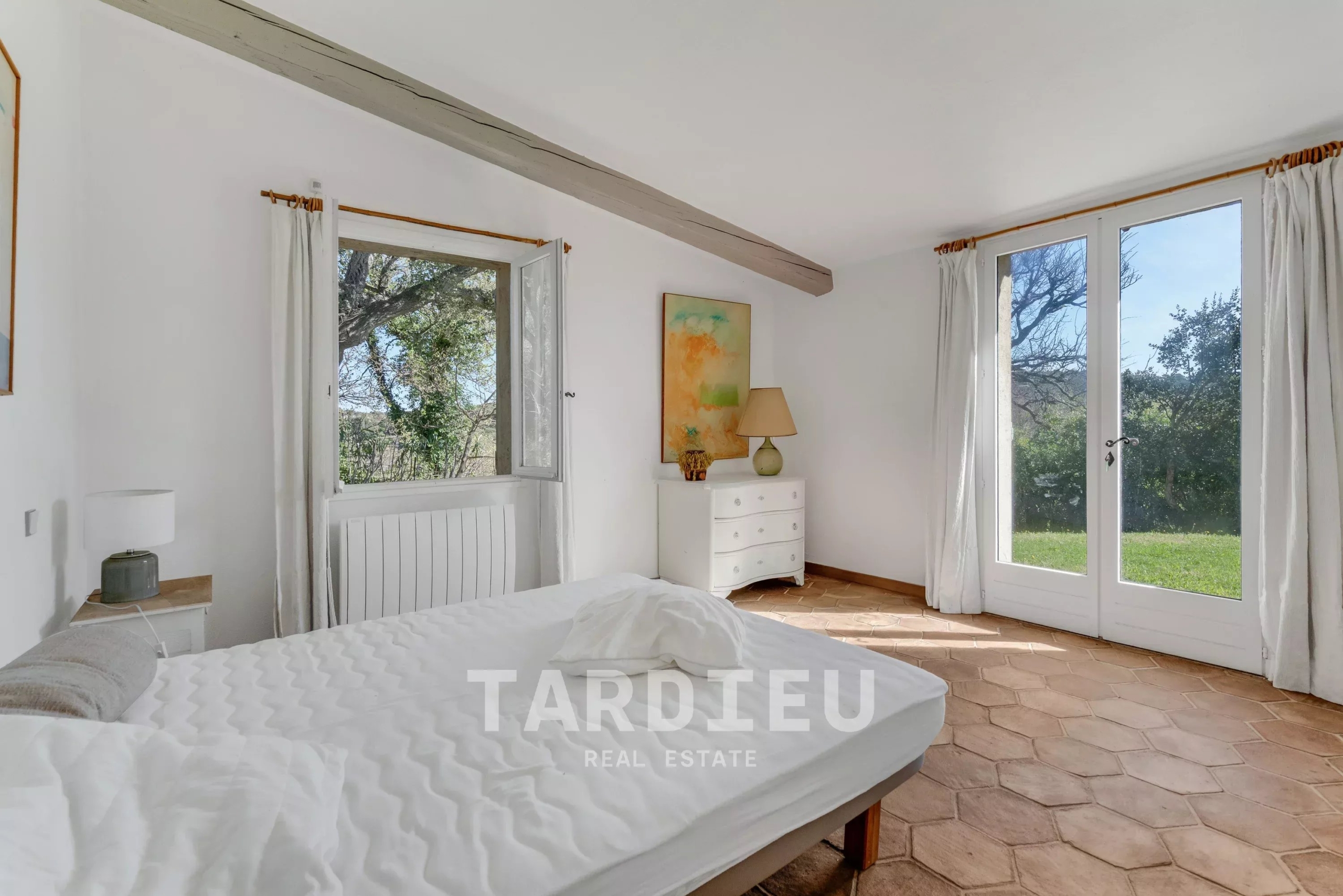 Maison provençale avec vue sur le village de Ramatuelle