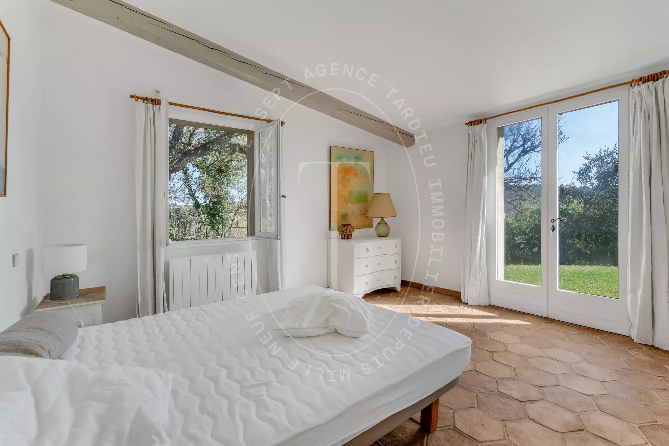 Maison provençale avec vue sur le village de Ramatuelle