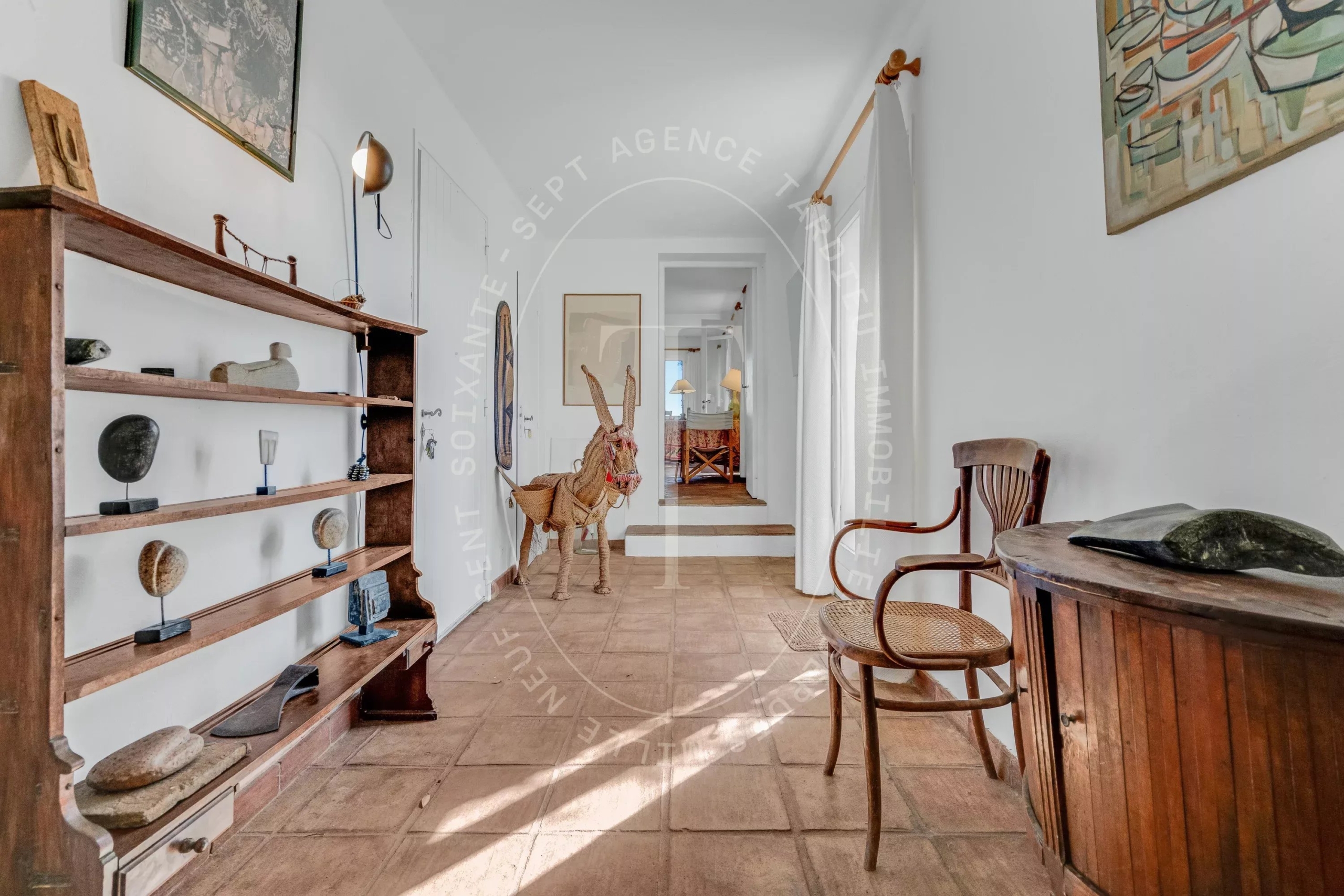 Maison provençale avec vue sur le village de Ramatuelle