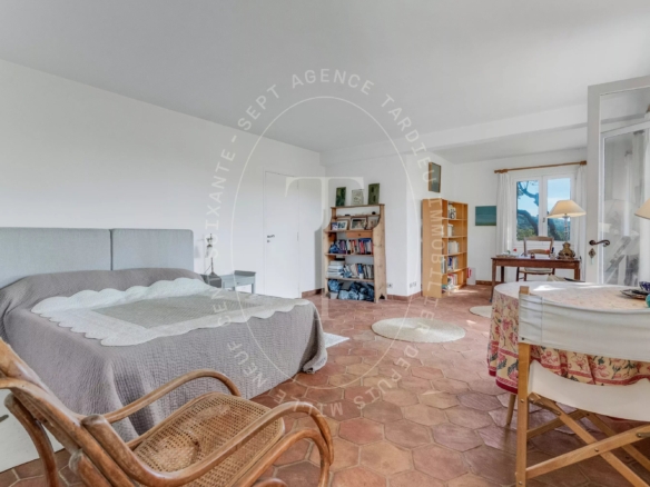 Maison provençale avec vue sur le village de Ramatuelle