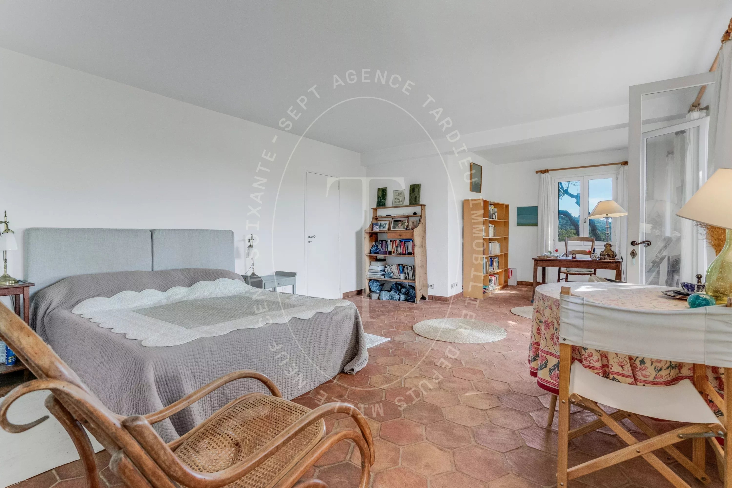 Maison provençale avec vue sur le village de Ramatuelle