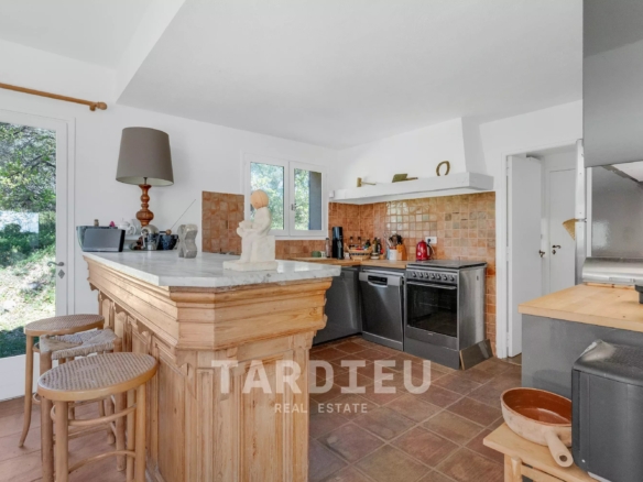 Maison provençale avec vue sur le village de Ramatuelle